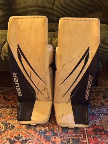 Medium 2023 Bauer Hyperlite 2 Goalie Leg Pads (Used)