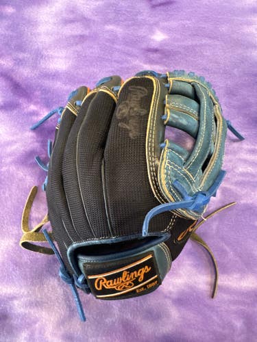 Black Rawlings Heart of the Hide RH Outfield Baseball Glove 12" (Used)