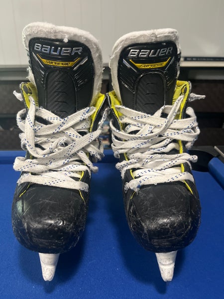 2023 Bauer Supreme M4 Hockey Skates Regular Width Size 4 (Used)