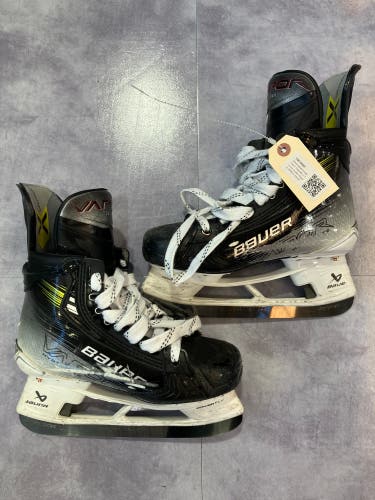 Intermediate Bauer Vapor Hyperlite 2 Hockey Skates Regular Width 6 (Used)