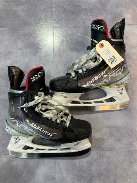 Intermediate Bauer Vapor Hyperlite Hockey Skates Size 4.5 (Used)