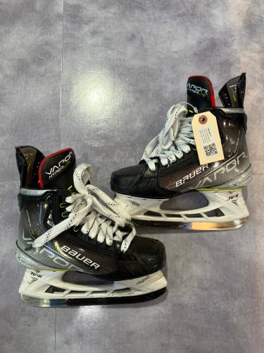 Intermediate Bauer Vapor Hyperlite Hockey Skates Regular Width Size 4 (Used)