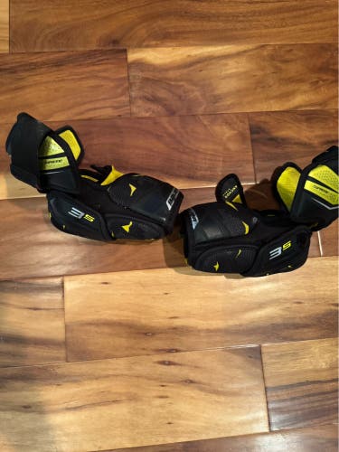 Junior Medium Bauer supreme 3s Elbow Pads (Used)