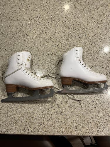 Jackson Classique Figure Skates Junior 3 (Used)