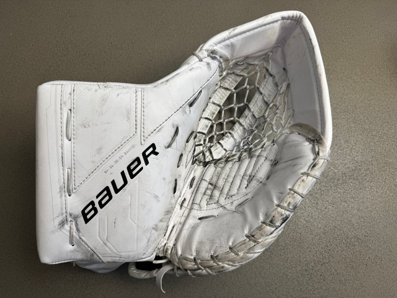 Bauer M5 Pro Goalie Glove (Senior)