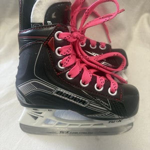 Youth Size 9 Bauer Vapor X500 Ice Hockey Skates. Excellent Condition