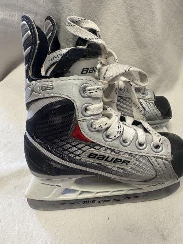 Youth Size 8 Bauer Vapor X:05 Ice Hockey Skates. Excellent Condition.