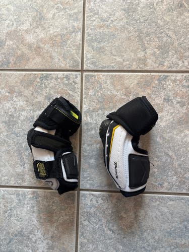 Junior Medium CCM Tacks Elbow Pads (Used)