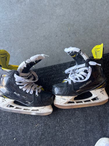 Bauer Supreme M4 Hockey Skates Regular Width Size 4 (Used)