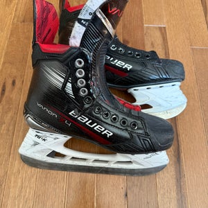 2023 Bauer Vapor X4 Hockey Skates Regular Width 6 (Used)