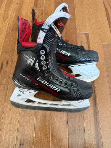 2023 Bauer Vapor X4 Hockey Skates Regular Width 6 (Used)