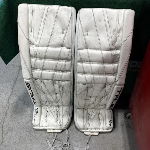 White Senior True Catalyst 7X3 Goalie Leg Pads (Used) | 32"+2"