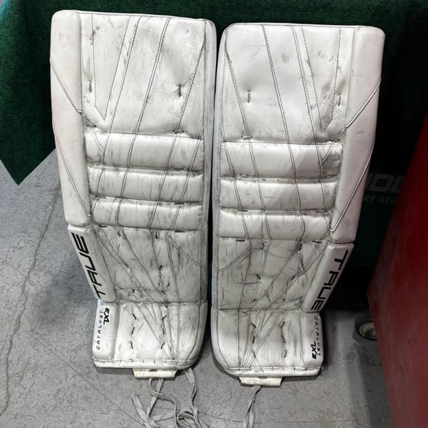 White Senior True Catalyst 7X3 Goalie Leg Pads (Used) | 32"+2"