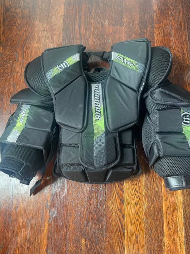 Small / Medium 2023 Warrior RITUAL X4 E Goalie Chest Protector (Used)