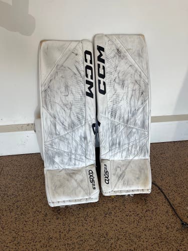 34" Regular  Axis 2.9 CCM goalie leg pads