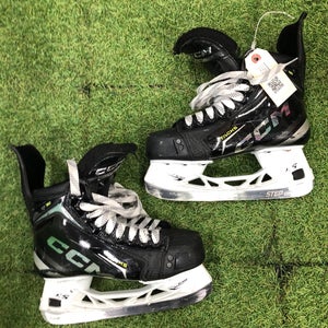 Intermediate CCM Tacks XF 90 Hockey Skates Size 4 (Used)