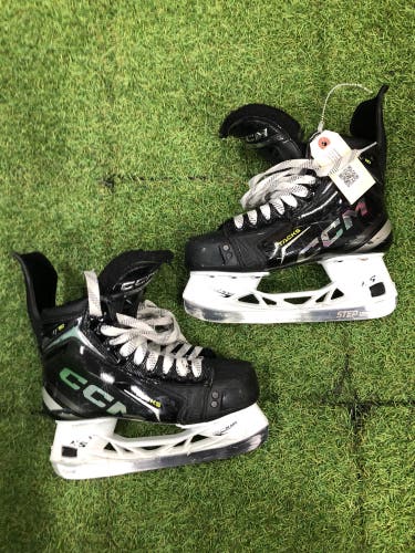 Intermediate CCM Tacks XF 90 Hockey Skates Size 4 (Used)