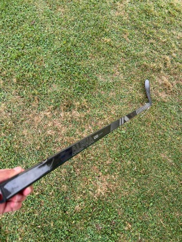 Senior Warrior Alpha LX2 Comp Hockey Stick Right Handed W28 (Used)