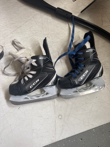 2022 CCM Tacks 9040 Hockey Skates Regular Width 9 (Used)
