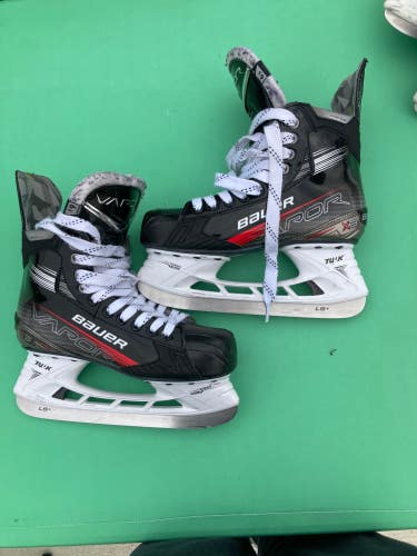 Senior Bauer Vapor X3 Hockey Skates Regular Width Size 6.5 (Used)