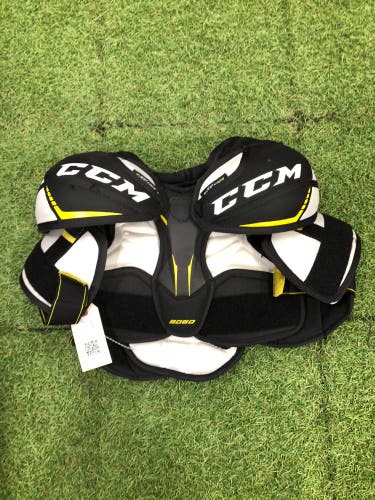 Medium Junior CCM Tacks 9060 Shoulder Pads (Used)