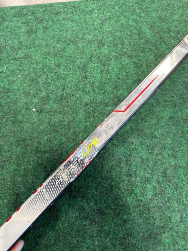 Intermediate Bauer Vapor Hyperlite Hockey Stick Right Handed P92 (Used)