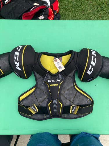 Medium Senior CCM Tacks 3092 Shoulder Pads (Used)