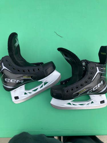 Junior CCM Tacks XF 70 Hockey Skates Regular Width Size 2.5 (Used)