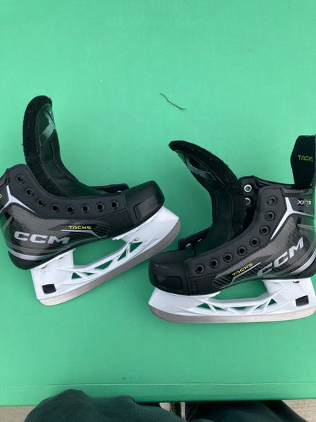 Junior CCM Tacks XF 70 Hockey Skates Regular Width Size 2.5 (Used)