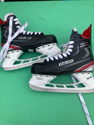 Senior Bauer Hockey Skates Regular Width 7 (Used)