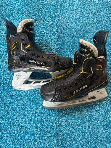 Junior Bauer Supreme M5 Pro Hockey Skates Regular Width Size 3.5 (Used)