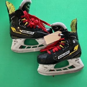 Junior Bauer Supreme Matrix Hockey Skates Regular Width Size 1 (Used)