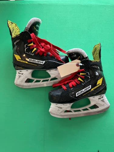 Junior Bauer Supreme Matrix Hockey Skates Regular Width Size 1 (Used)
