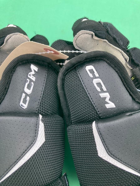 Junior CCM Tacks AS-V Pro Gloves 12" (Used)