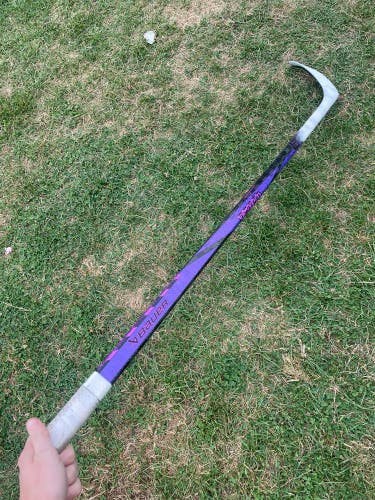 Junior Bauer Twitch Hockey Stick Right Handed P28 (Used)
