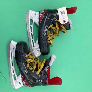 Intermediate Bauer Vapor VOLT Hockey Skates Regular Width Size 4 (Used)