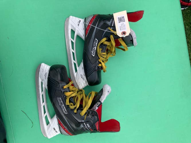 Intermediate Bauer Vapor VOLT Hockey Skates Regular Width Size 4 (Used)