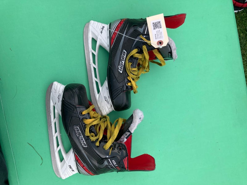 Intermediate Bauer Vapor VOLT Hockey Skates Regular Width Size 4 (Used)