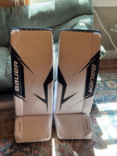 Medium 2025 Bauer Sv-Pro Goalie Leg Pads (Used)