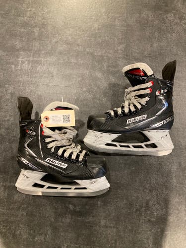 Intermediate Bauer Vapor X3.5 Hockey Skates Regular Width Size 4.5 (Used)