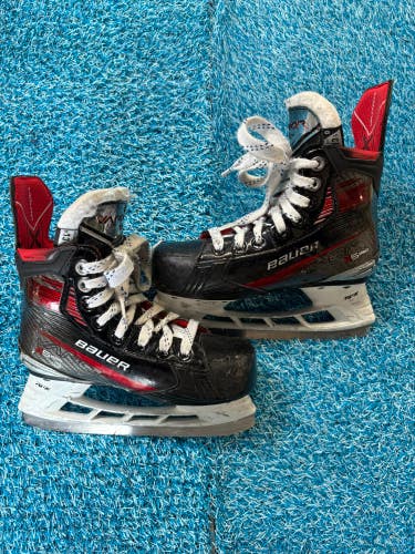 Youth Bauer Vapor X5 Pro Hockey Skates Regular Width 13.5 (Used)
