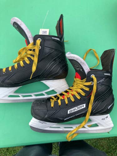 Senior Bauer Vapor VOLT Hockey Skates Regular Width 9 (Used)