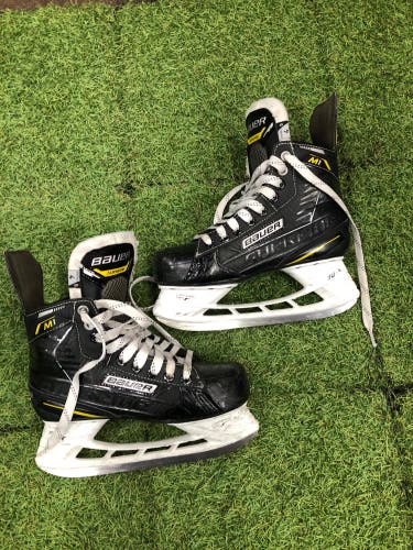 Intermediate Bauer Supreme M1 Hockey Skates Regular Width Size 4 (Used)