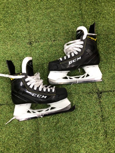 Intermediate CCM Super Tacks 9352 Hockey Skates Regular Width Size 4 (New)