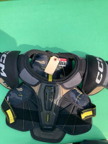 Medium Junior CCM AS580 Shoulder Pads (Used)