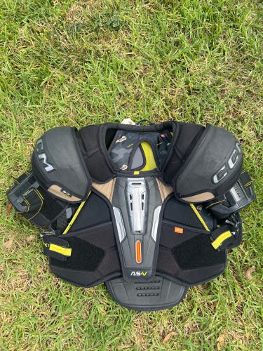 Large Senior CCM AS-V Shoulder Pads