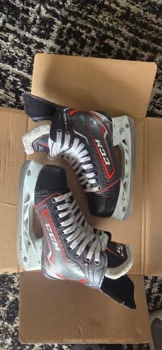 CCM JetSpeed Vibe Hockey Skates Extra Wide Width Size 4 (Used)