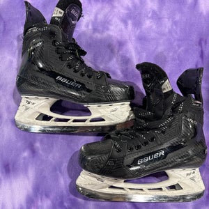 Intermediate Bauer Matrix Hockey Skates Regular Width Size 5 (Used)