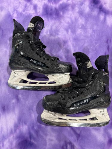 Intermediate Bauer Matrix Hockey Skates Regular Width Size 5 (Used)