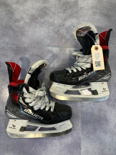 Junior Bauer Vapor X5 Pro Hockey Skates Regular Width Size 1.5 (Used)